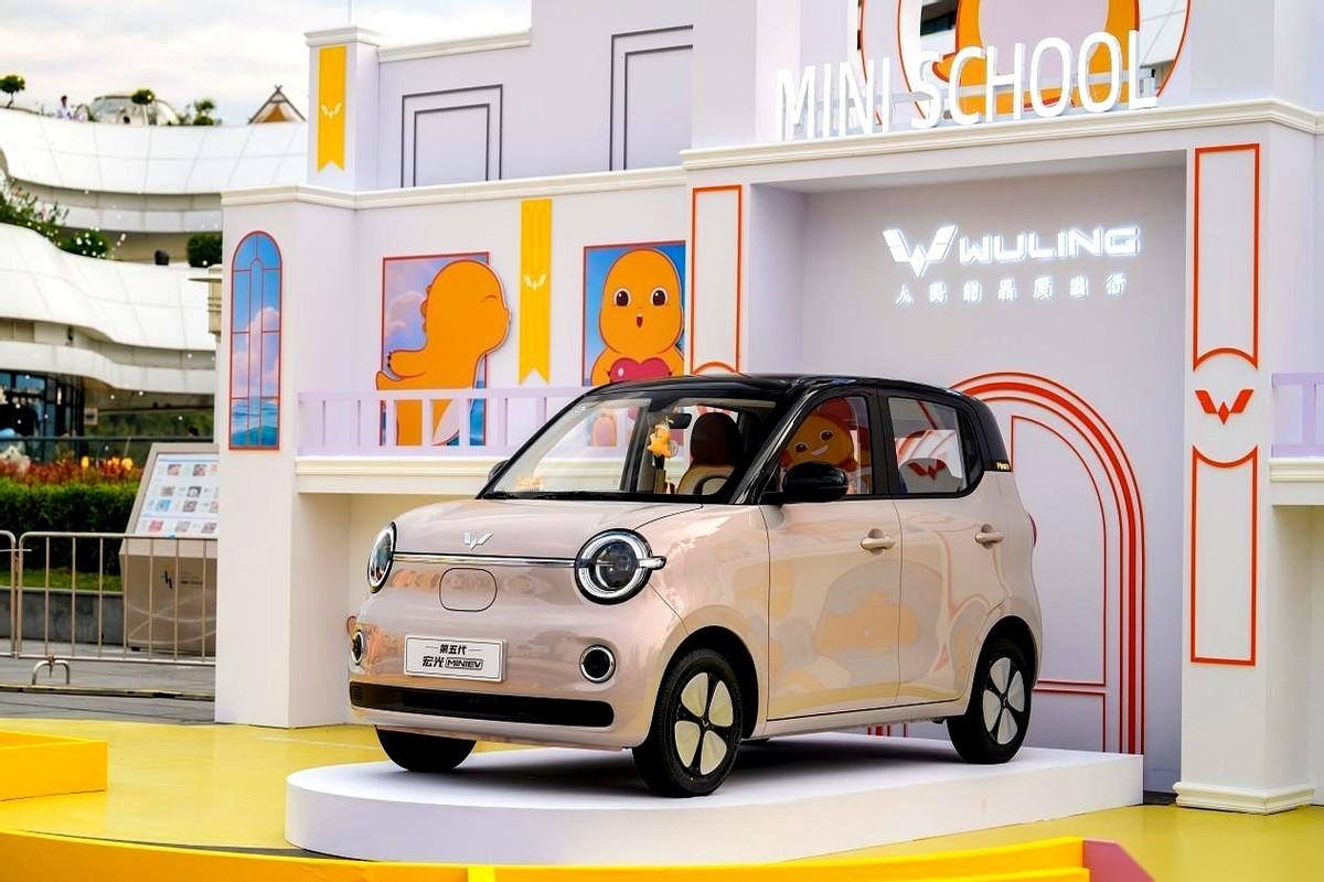 来盘一盘那台在街头巷尾无处不在的五菱宏光MINIEV。
在微型电车这条尸骨累累的