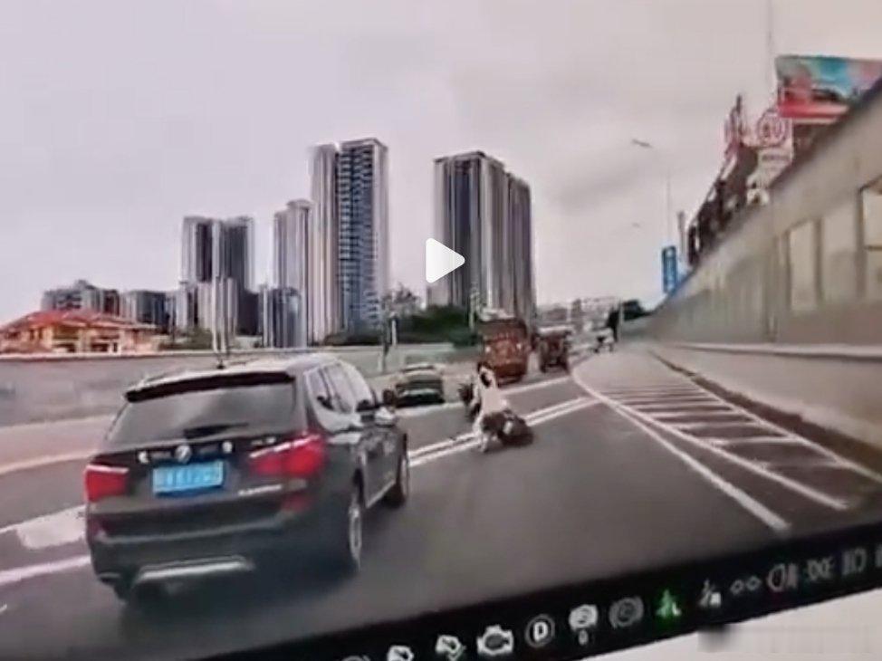 一家三口上高架引争议的相关内容，来智搜看看。家长明知电动车禁上高架还携娃违章，不