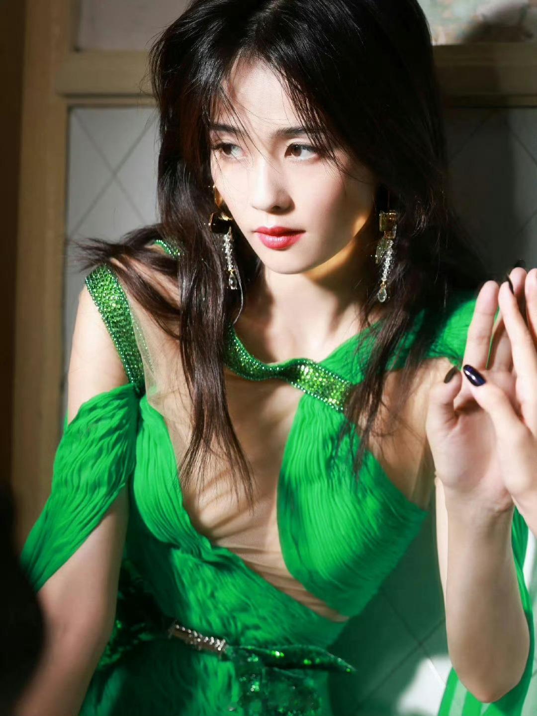 白鹿今日份美女 ​​​