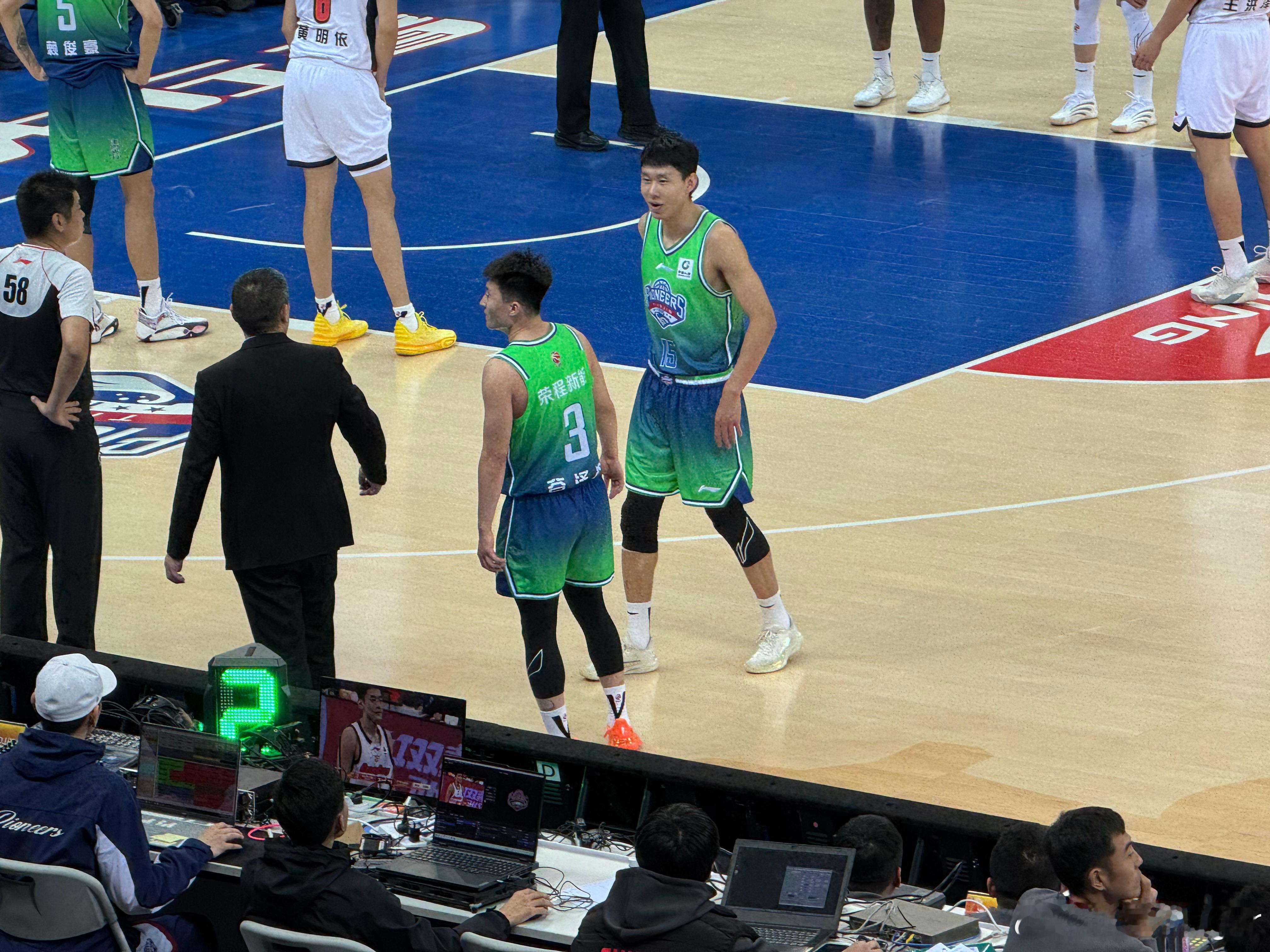 今天咱们的3号确实比对面3号发挥好cba天津荣钢先行者男篮 天津·东丽体育中心