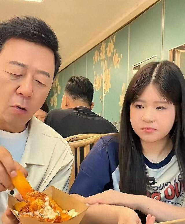 58岁郭涛陪15岁女儿打卡餐馆，低调朴素，高质量陪伴令人羡慕