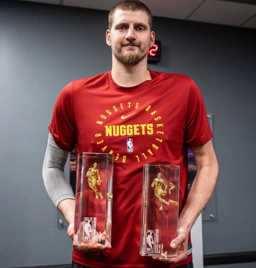 约老封神又创造历史！一个赛季一个球员同时拿到篮板王和助攻王联盟历史第一人。
  