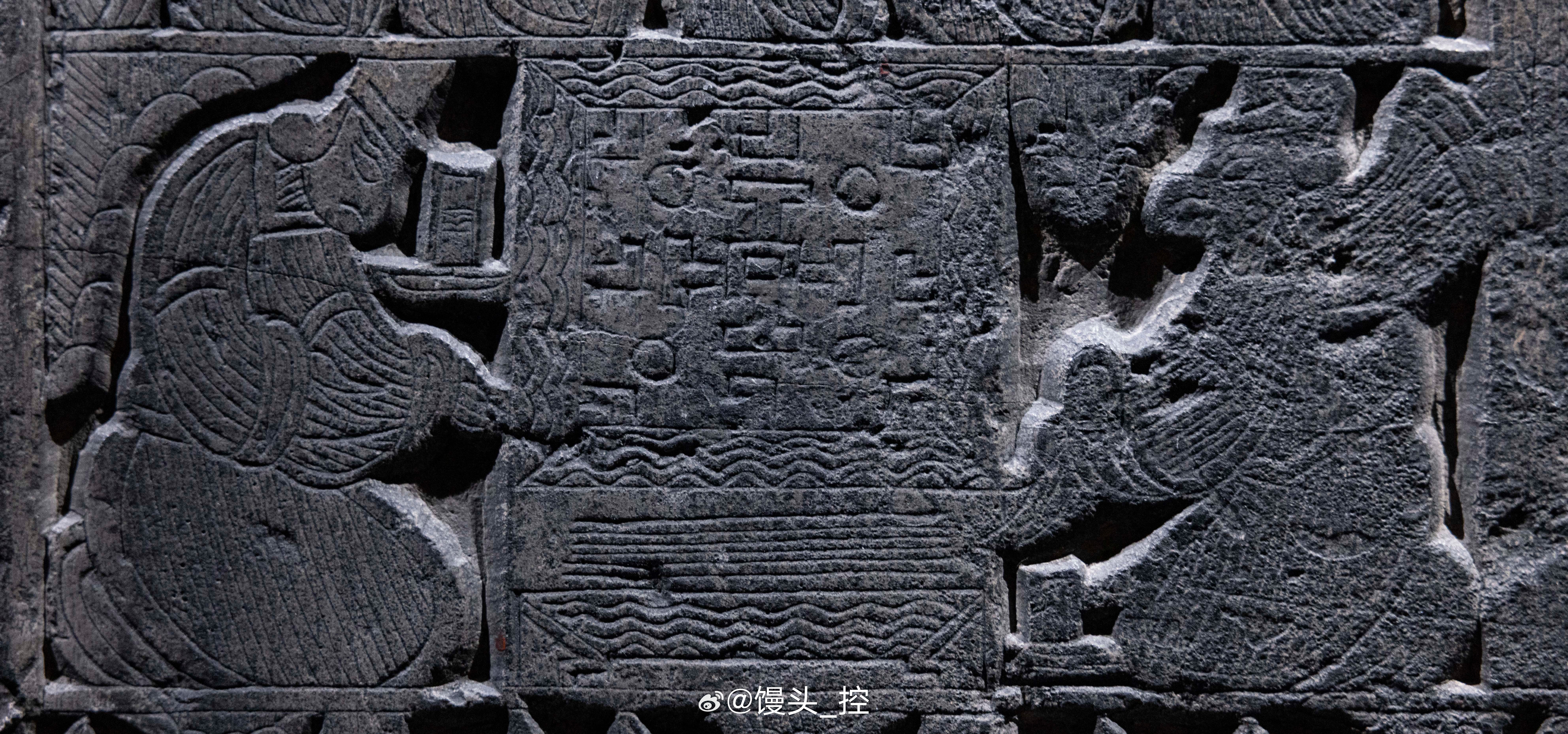 #物质文化资料# 画像石上清晰的六博棋盘。 ​​​