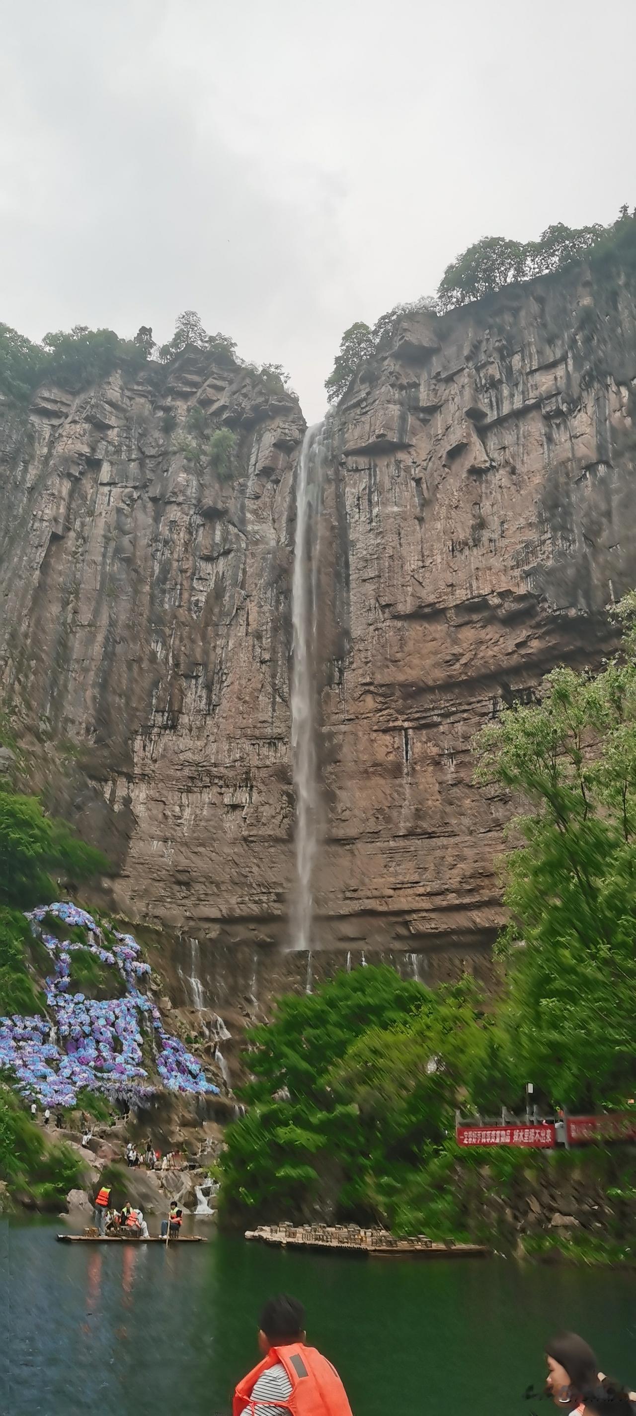 南太行八里沟的核心景点就在百米大瀑布下面，其他地方和别的有水山沟没区别。
到了百