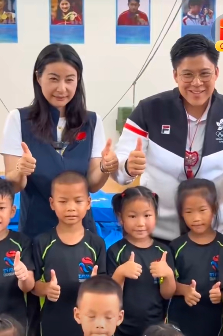 霍启刚郭晶晶一家逛街买奶茶2025年12月25日圣诞节，霍启刚、郭晶晶一家现身广