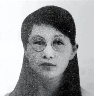 1909年，16岁的白薇与婆婆吵嘴，丈夫居然抡起凳子砸在她背上，婆婆见她倒下，扑