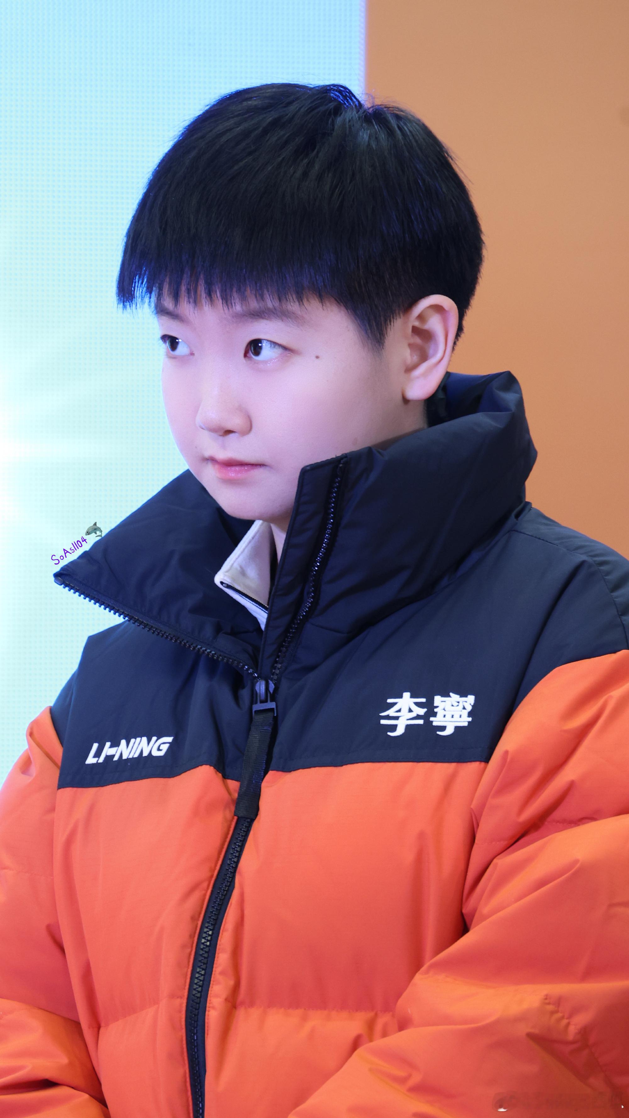 穿羽绒服主持人赞莎莎不可限量 是美好的孙颖莎啊，像个小太阳一样温暖了很多人 