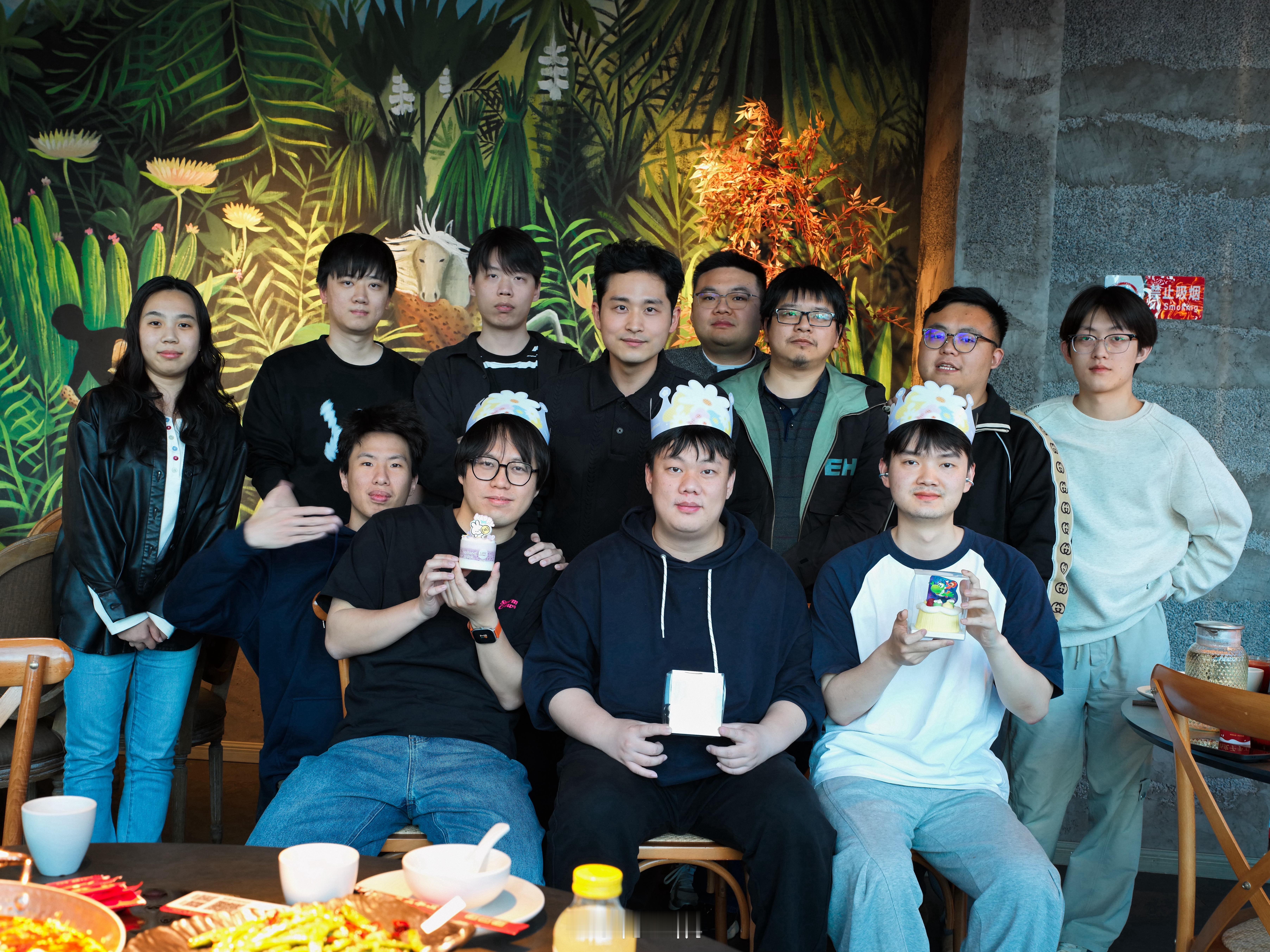 放假前和团队本月三位寿星恰个饭4月顺利结束