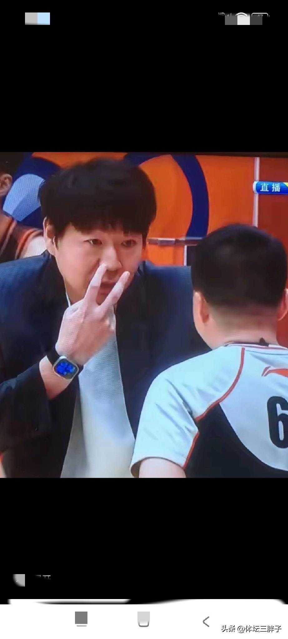 高诗岩昨晚两次技犯被驱逐，离开球场向球场竖大拇指，也是对观众致意和对本队球员的努