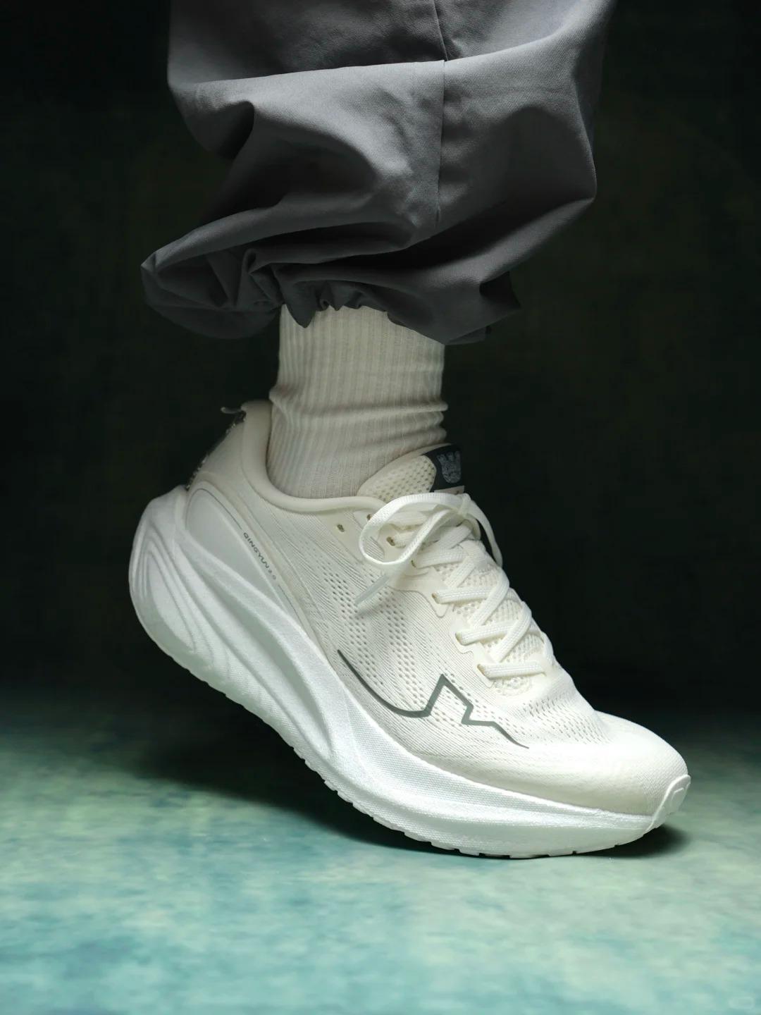 特步这次把良渚文化做活了。提取自五千年前华夏文明的“良渚色”——璧青、抱玉朱、玉