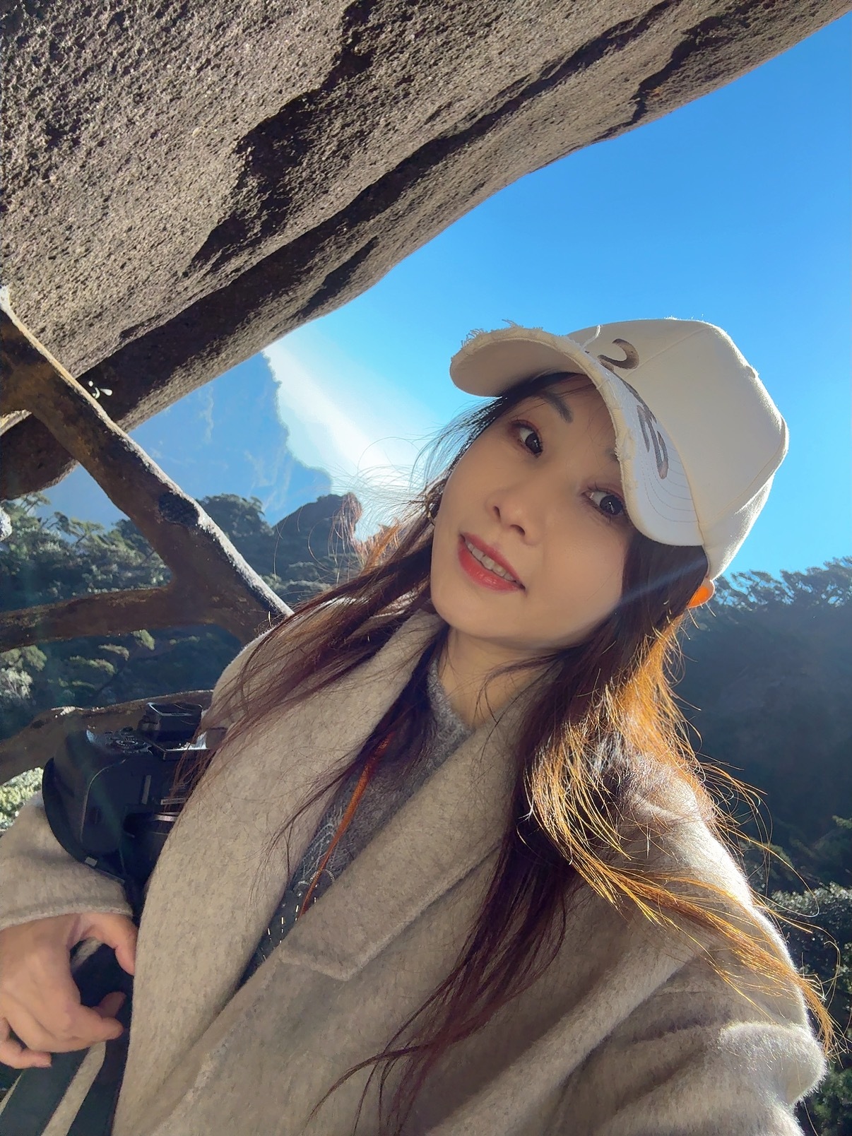 我本来就是很有趣很好的人，有点小漂亮，又真诚，我有能力让自已快乐，所以，谁跟我在