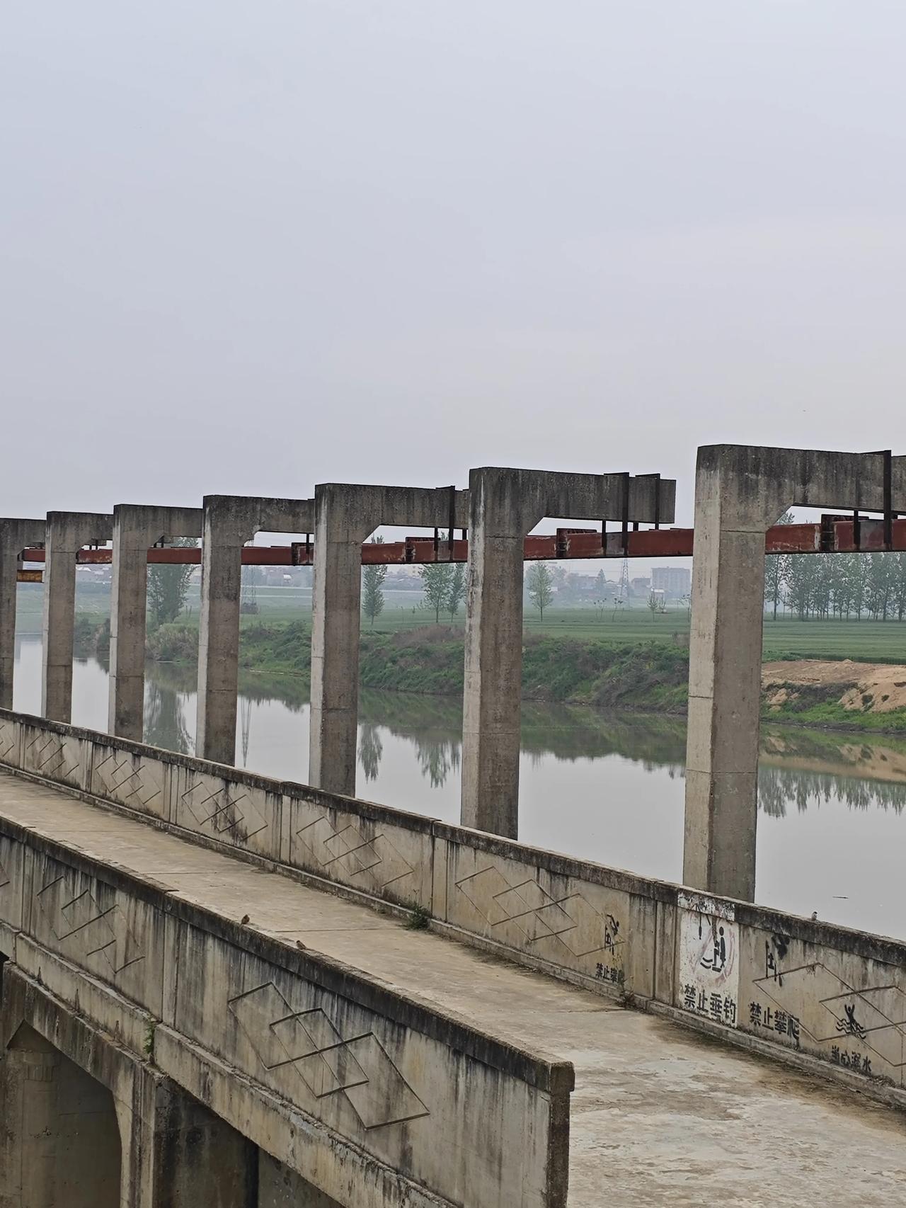 老师高级职称退休年龄和编制有关系吗？有关系，而且关系很大。
简单说：只有在编（事