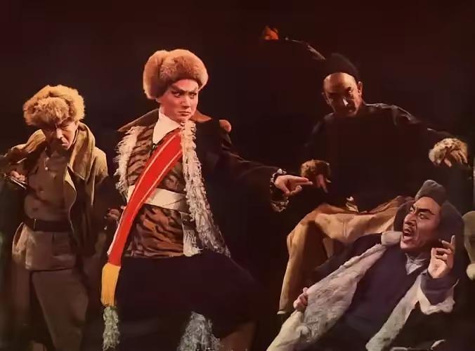 风向有变，这一周央视频道播放了两部革命样板戏，一部是《智取威虎山》，一部是《红灯