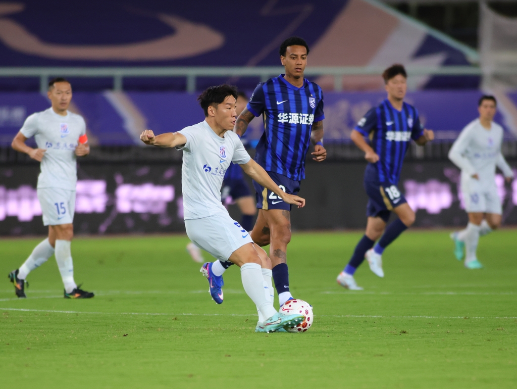 官方：申花中卫朱辰杰右侧上颌骨骨折，预计恢复期为4-6周