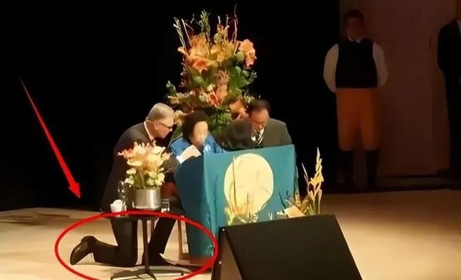 2015年，屠呦呦受邀发表演讲，可由于话筒线不够长，只能弯着腰讲话，这时，瑞典医