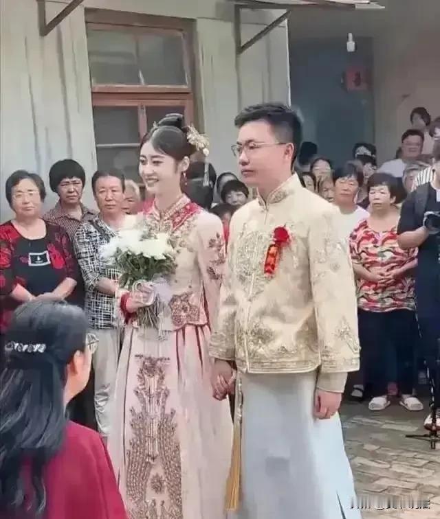 新娘实在太美丽了，
可是新郎的家人却没有兴奋起来。
婚姻中家庭条件悬殊的问题确实