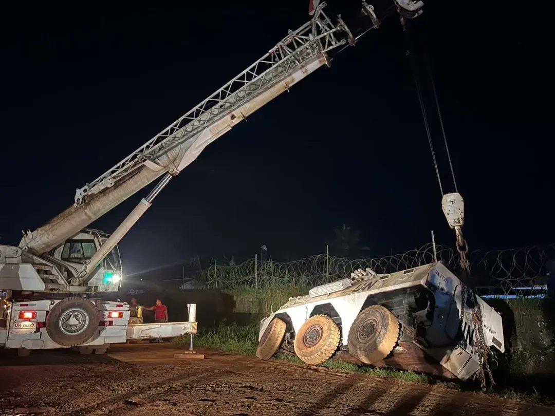 飞扬军事 印尼维和部队近期在刚果（金）贝尼地区，协助坦桑尼亚维和分队抢救收回了一