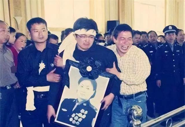 这是任长霞局长去世时，一张送别照片，中间的是她的儿子，后来继承他的遗志成为了一名