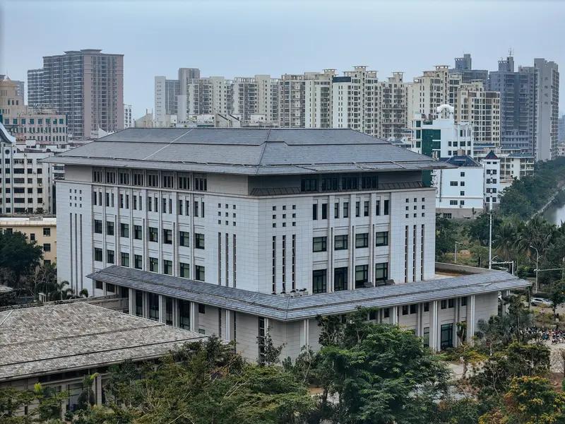 其次，海南医科大学，海南师范大学，海南热带海洋学院，琼台师范学院等院校也相当不错