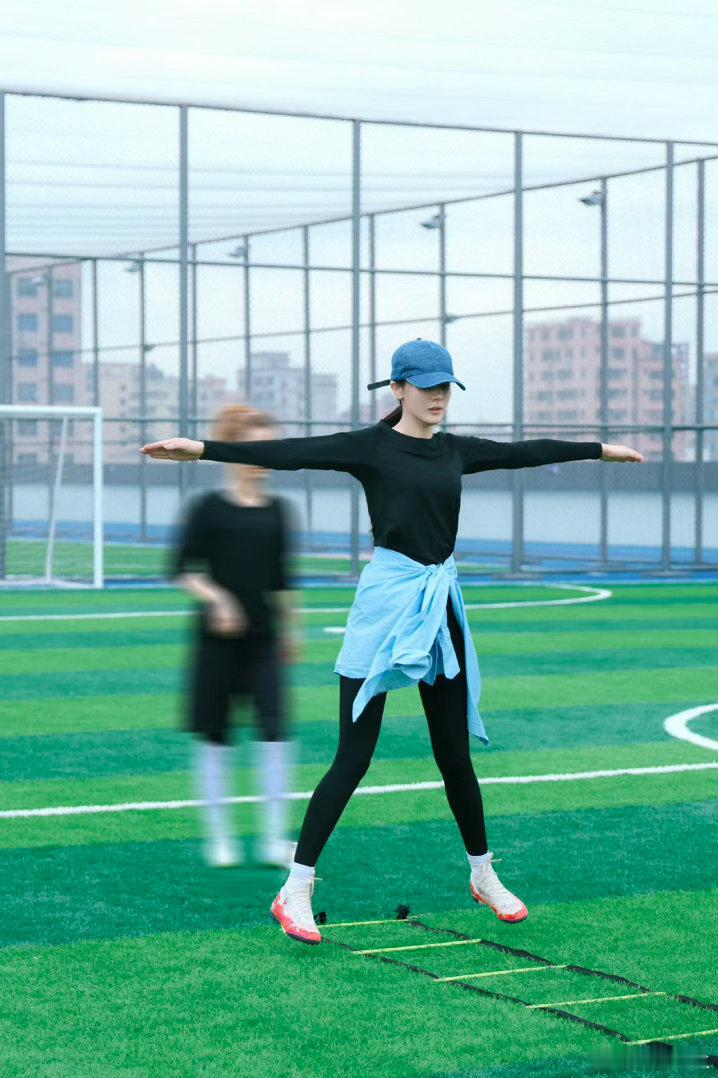 迪丽热巴新人美时期迪丽热巴 ⚽迪丽热巴钰珑默默积蓄力量，只为在赛场全力迸发。训练