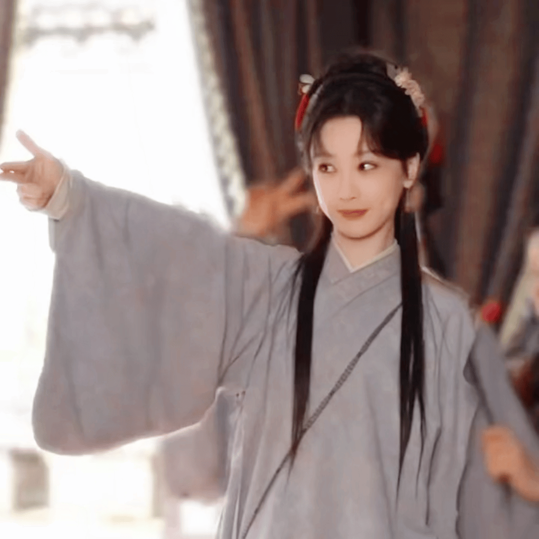 杨紫近一两年都不会参加综艺演员还是得多扎根拍戏，综艺上多了观众看着容易跳戏。现在