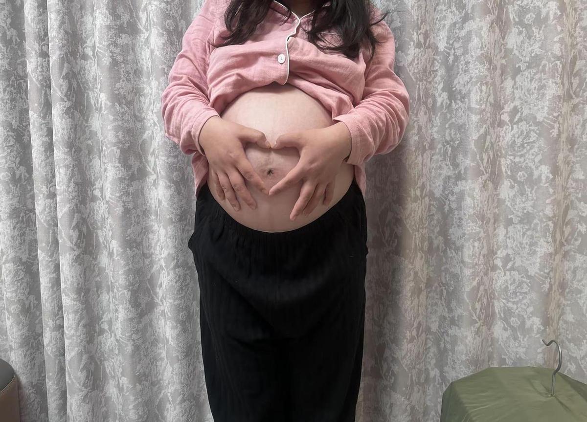 说真的，看惯了娱乐圈的撕X和反转，突然刷到这条给“新手妈妈”的庆生动态，心里的防