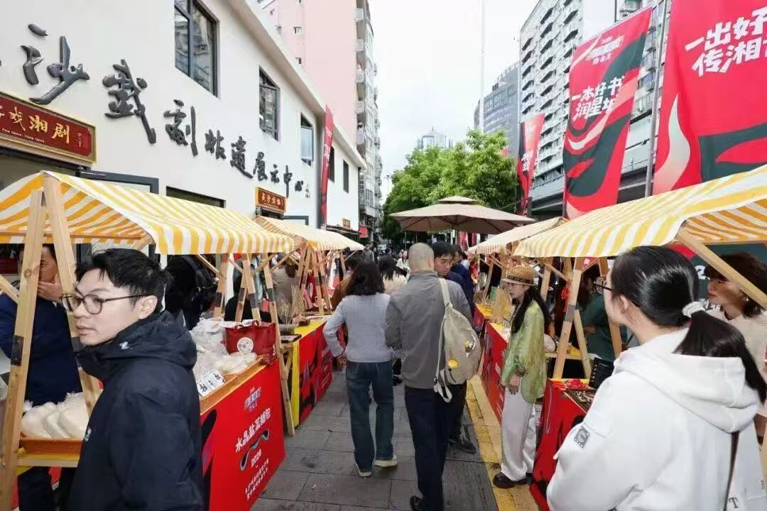 一起走进长沙文艺解放东提起长沙解放路，大家总先想到热闹潮流的解放西，却少有人发现