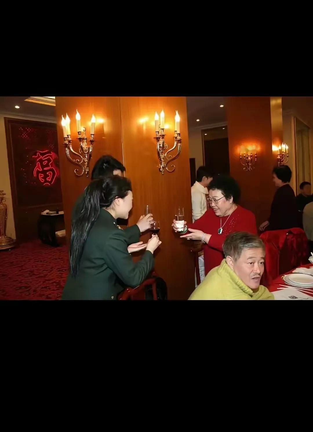 赵本山与北京首富，长安俱乐部所有人陈丽华在一起聚会的场景。
镜头里，陈丽华与两位