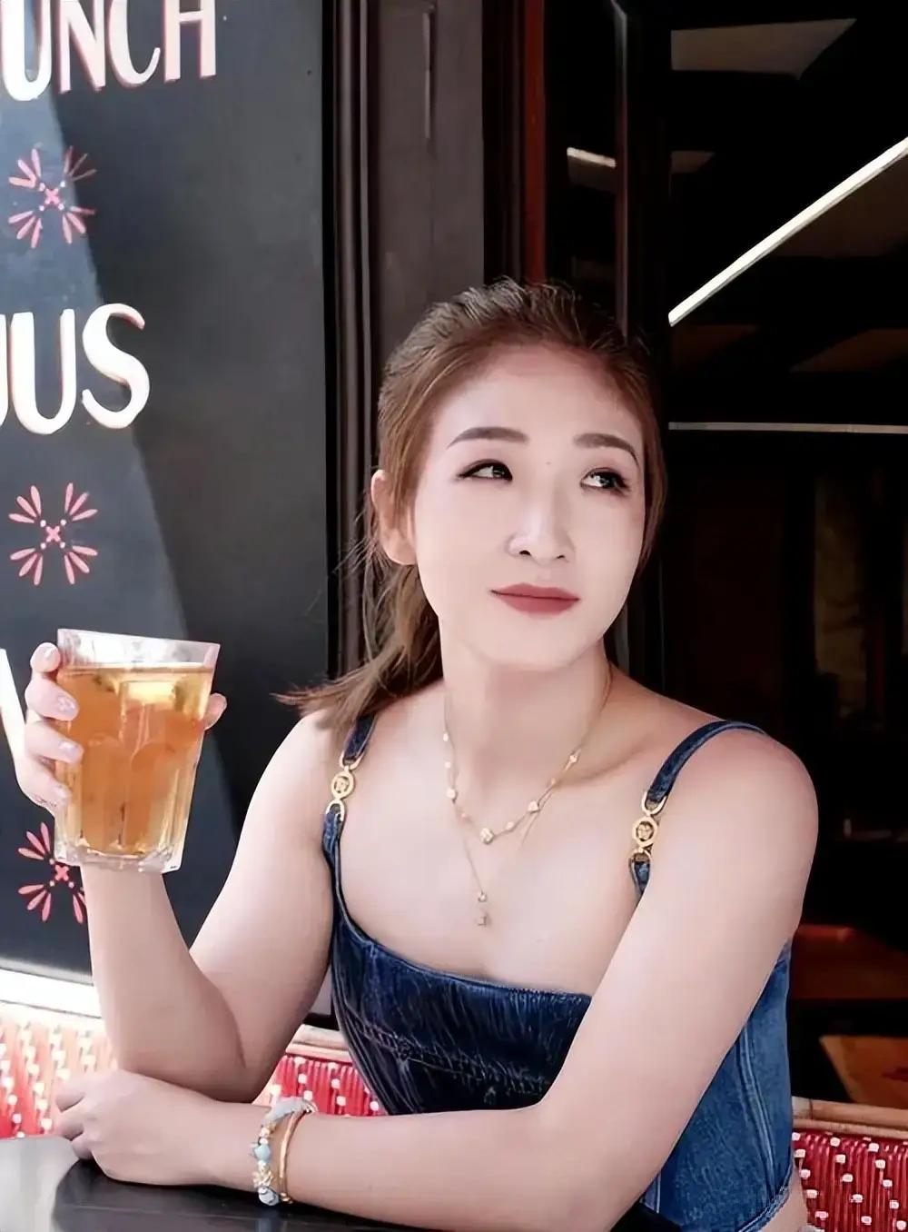 【从容不迫，珠圆玉润，时光造就不一样的刘诗雯】这张照片里的刘诗雯，确实褪去了赛场