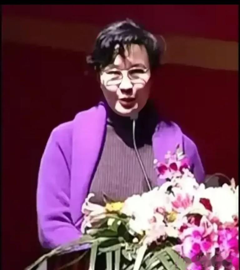 美人也逃不脱岁月的蹉跎，66岁的方舒如今也老了，不过依然很美，依然美的很优雅