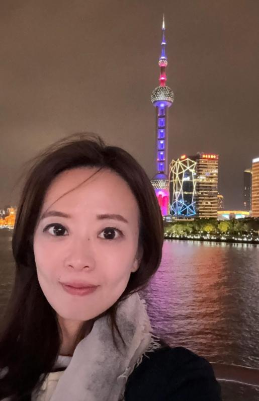 国民党发言人江怡臻今（8日）在脸书发文表示，这是她第一次到上海，看得出她被黄浦江