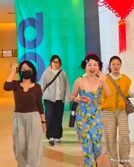 李嘉琦好适合高饱和色调  被李嘉琦的高饱和穿搭惊艳到了，橘子汽水、海盐蓝这些色彩