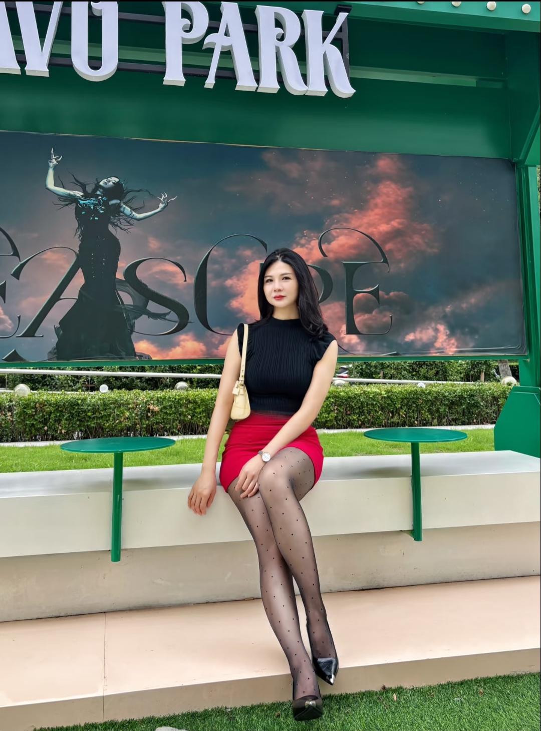 在AVU PARK的梦幻背景下，享受一个惬意的午后时光。🌟👗👠