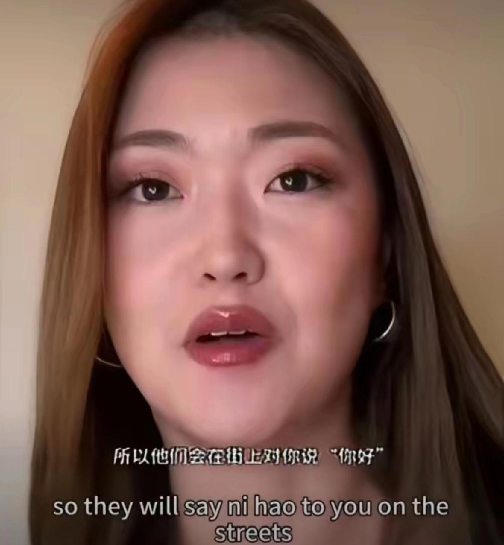 在巴黎街头，一声“你好”，让华裔女子产生了莫大的应激反应，愤怒的回应：“我是加拿