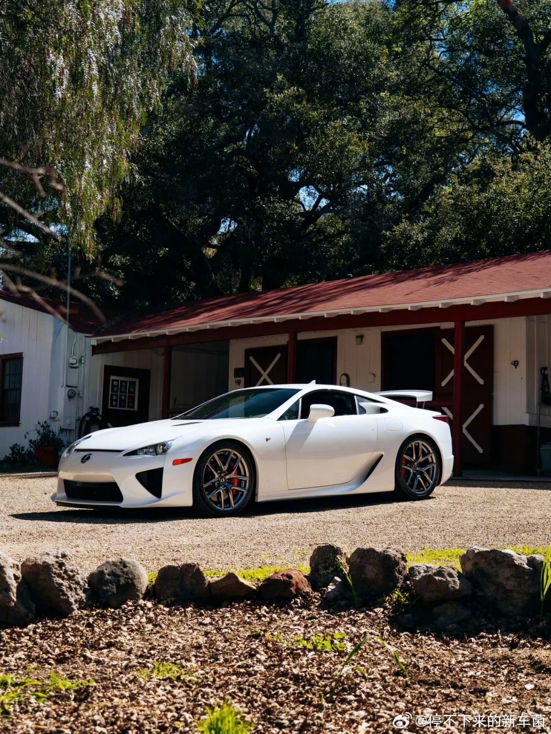 就算是简单的纯白色LEXUS LFA都让人无法忽略