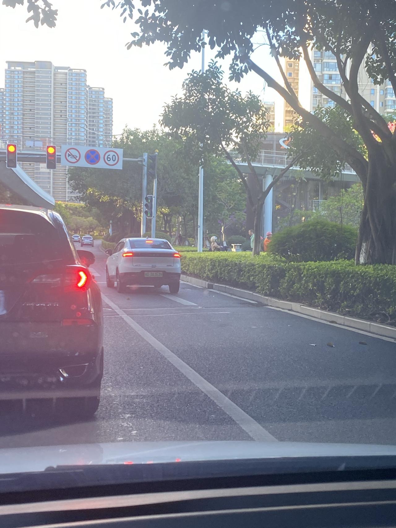 我的一位网络主播朋友，兼职开滴滴，他通常早晨九点去直播，九点之前，他会早起跑几单