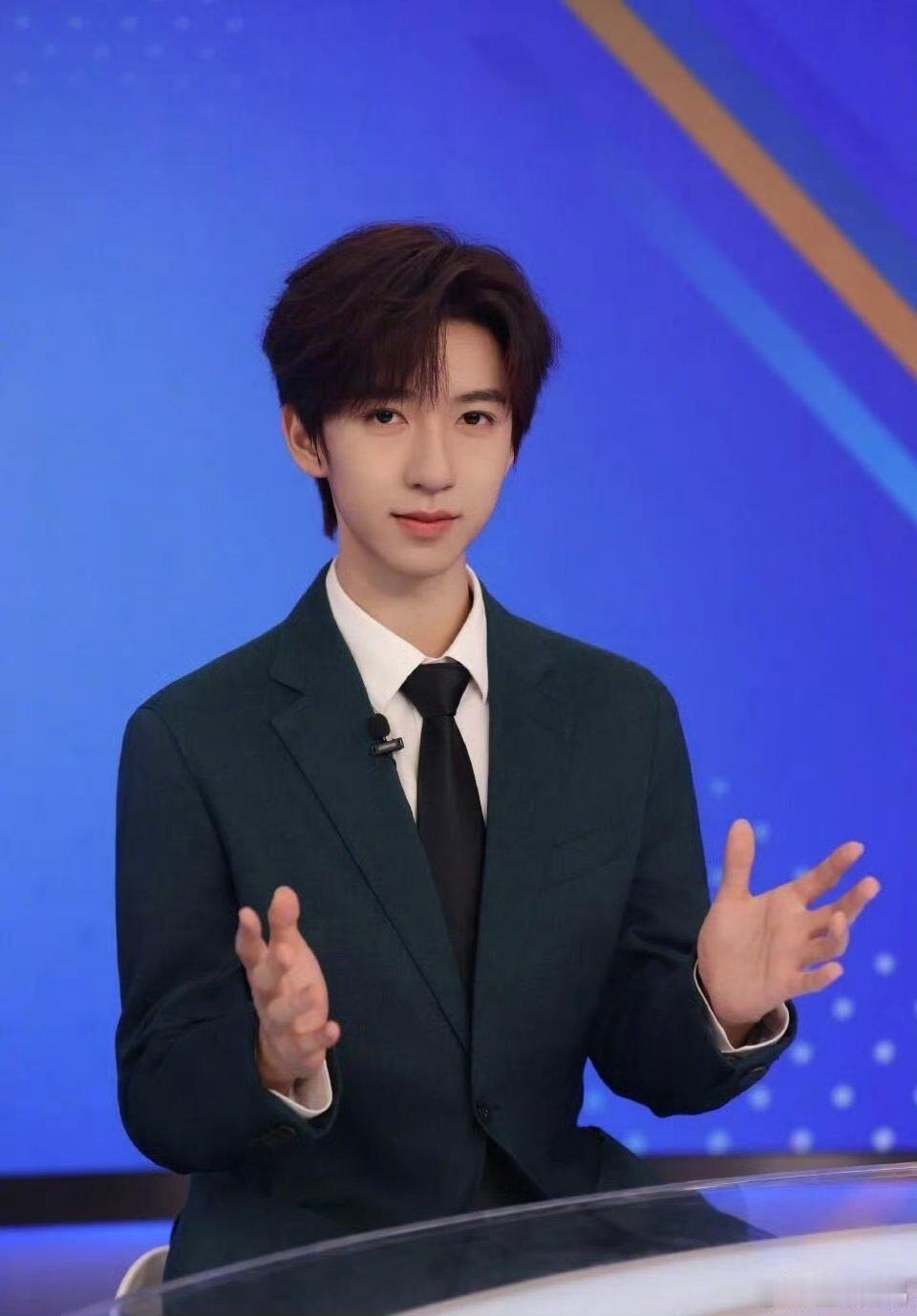 贺峻霖看来是要走主持人路线了，学历高一些是好事！加油冲啊[爱慕]贺峻霖 保研 ​
