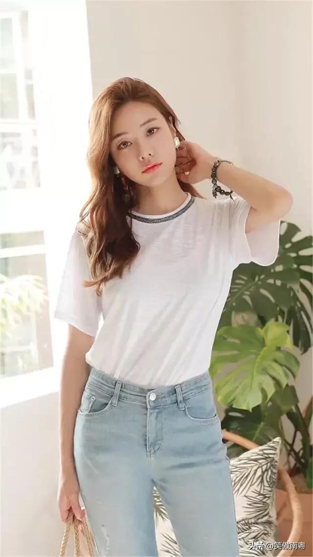 夏日想要清新穿搭，白T恤加牛仔裤真是绝配！穿上立马少女感满满，轻松自在的氛围直接