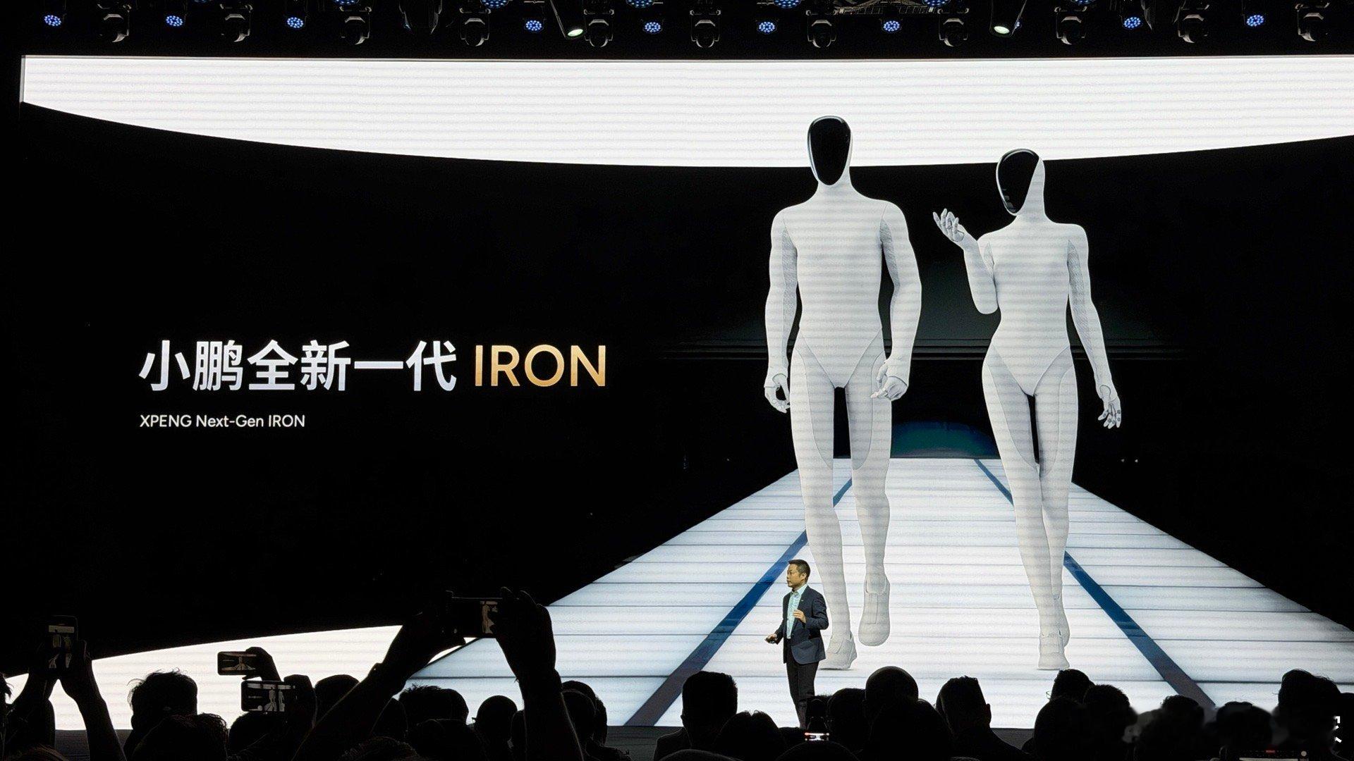模特可能也要失业了…小鹏做了个女机器人，会走猫步…[震惊]何小鹏首次披露物理AI