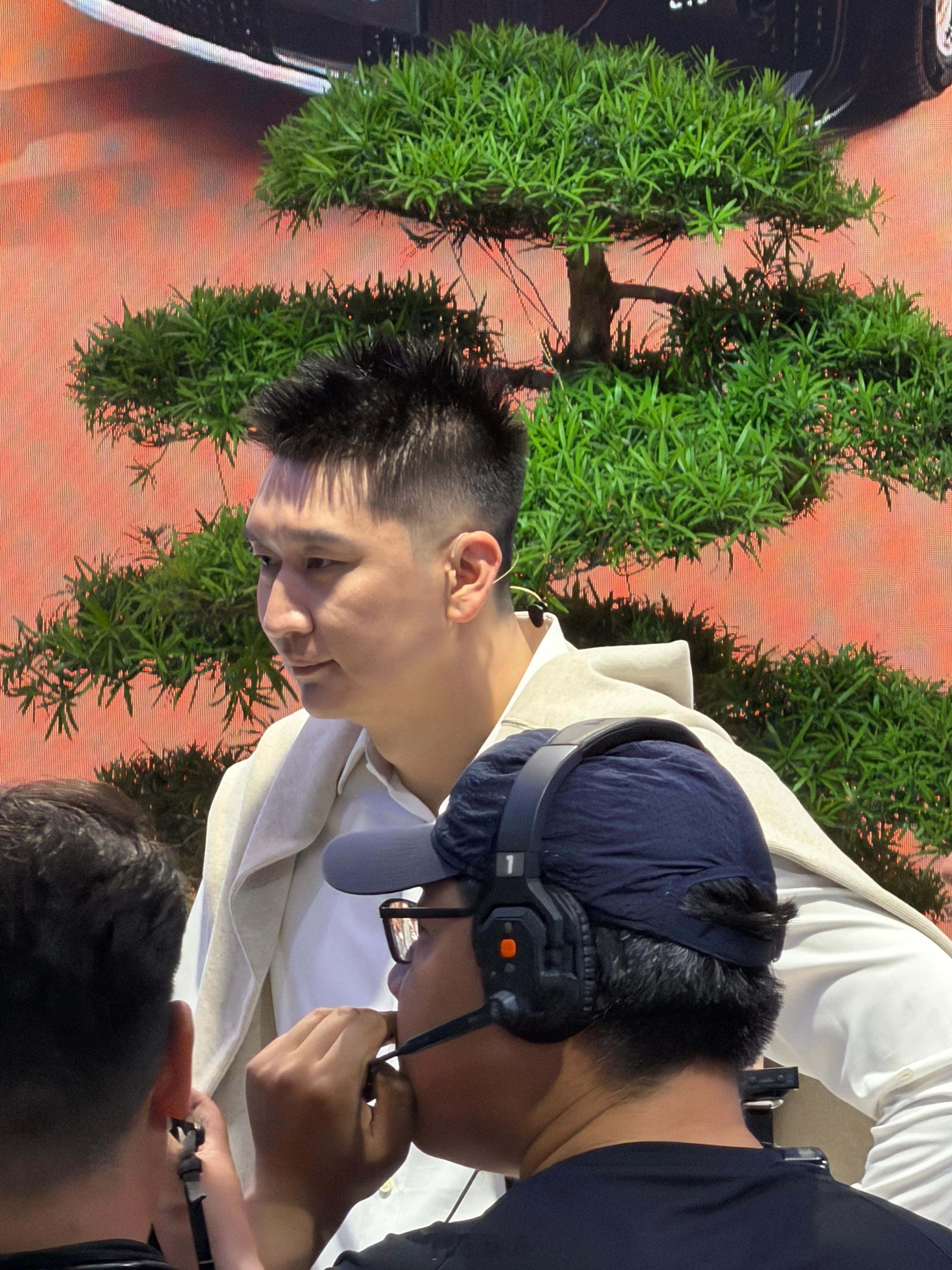 我偶遇一位艺人，一位球星，一位明星有人知道他们是谁嘛北京车展明星生图2026北京