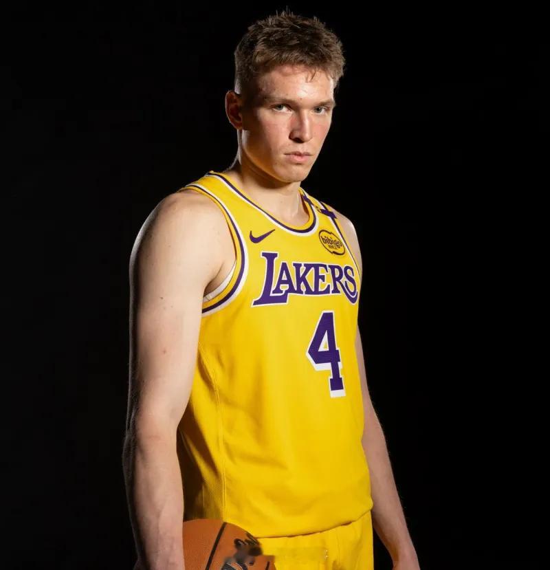 04月19日 NBA官方更新，晒出一张湖人球员多尔顿-克内克特的照片并为其献上生