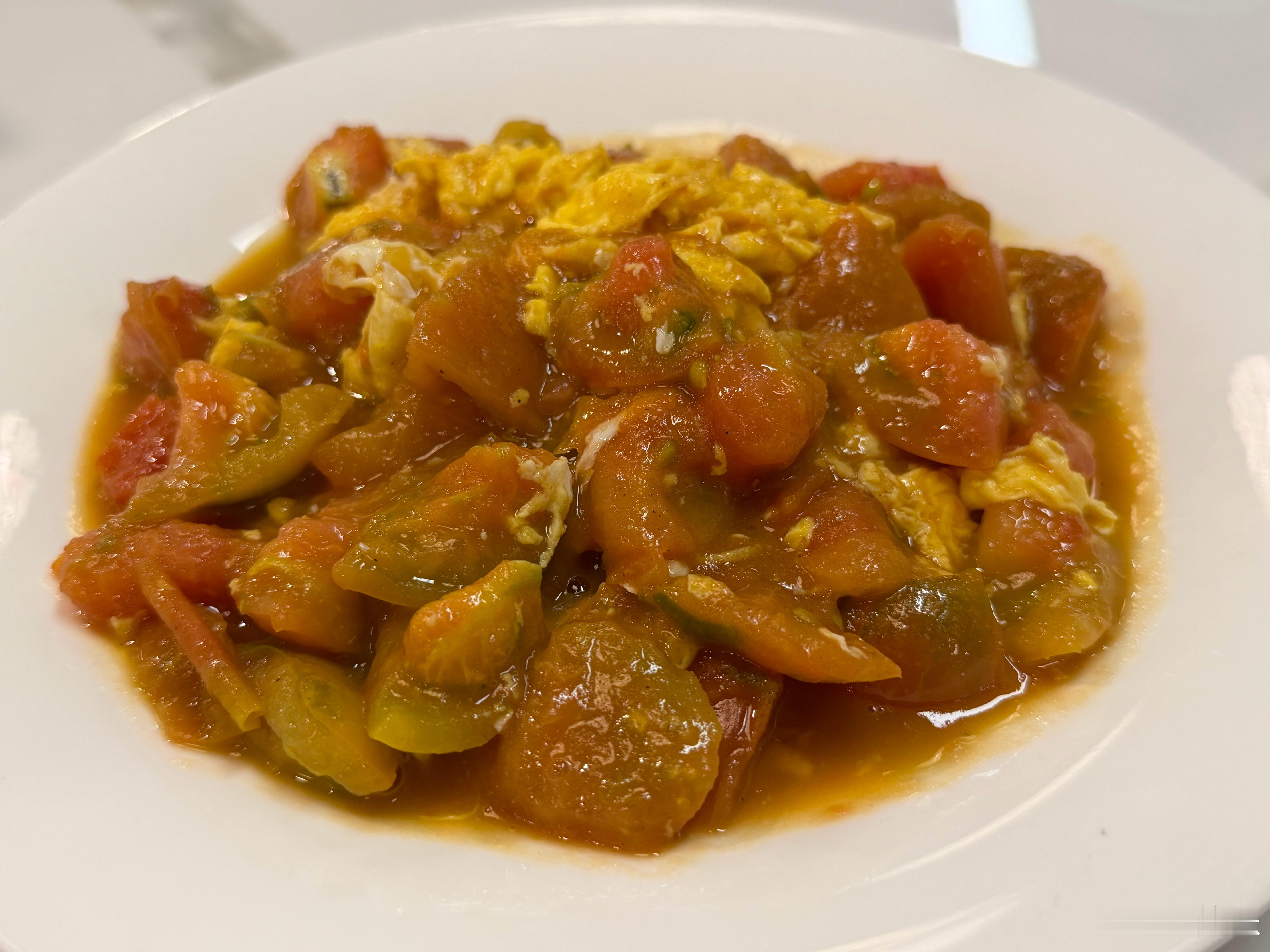 90年代初期，路上的私家车越来越多，楼房越盖越高，人们也越来越有钱，饭店也就随即