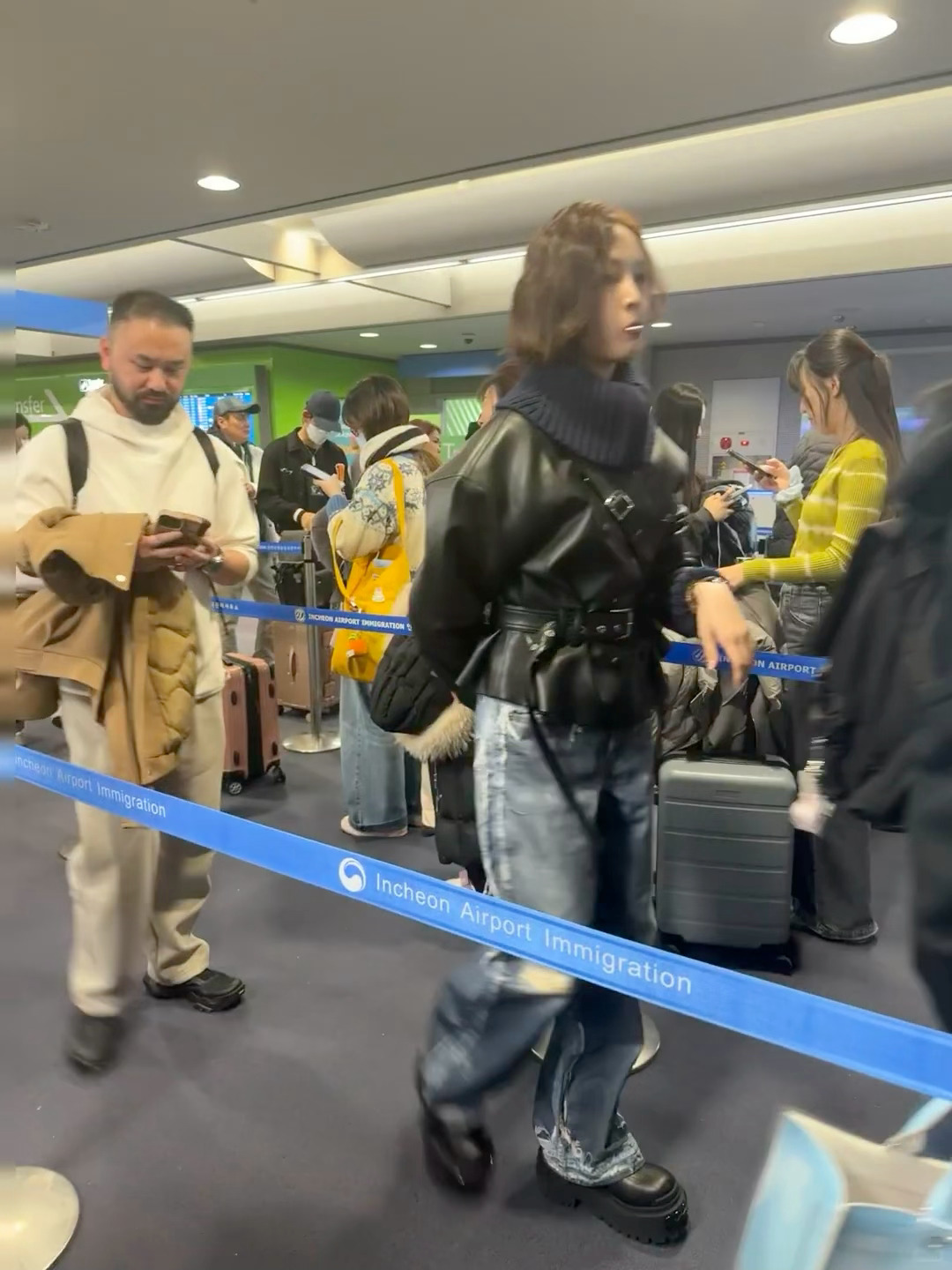 吴宣仪剪了短发.吴宣仪 被偶遇的这张吃棒棒糖也好帅啊