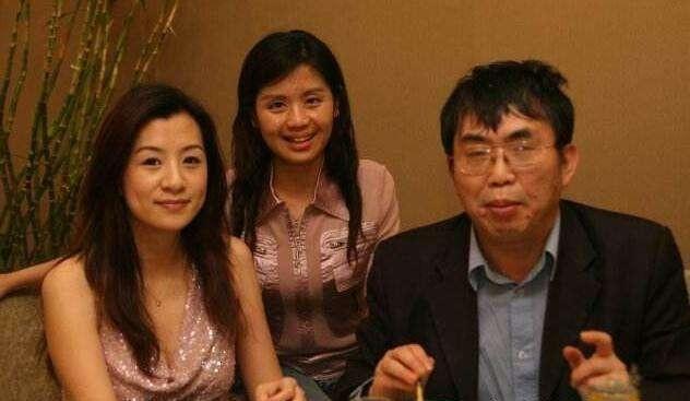 聂卫平离世！
最让他牵肠挂肚的，
不是毕生事业，
而是小他二十三岁的兰莉娅！
