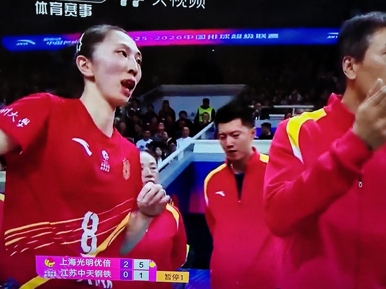 女排排超联赛决赛第三场，前两局上海女排25：23，25：19胜利，上海女排防守能