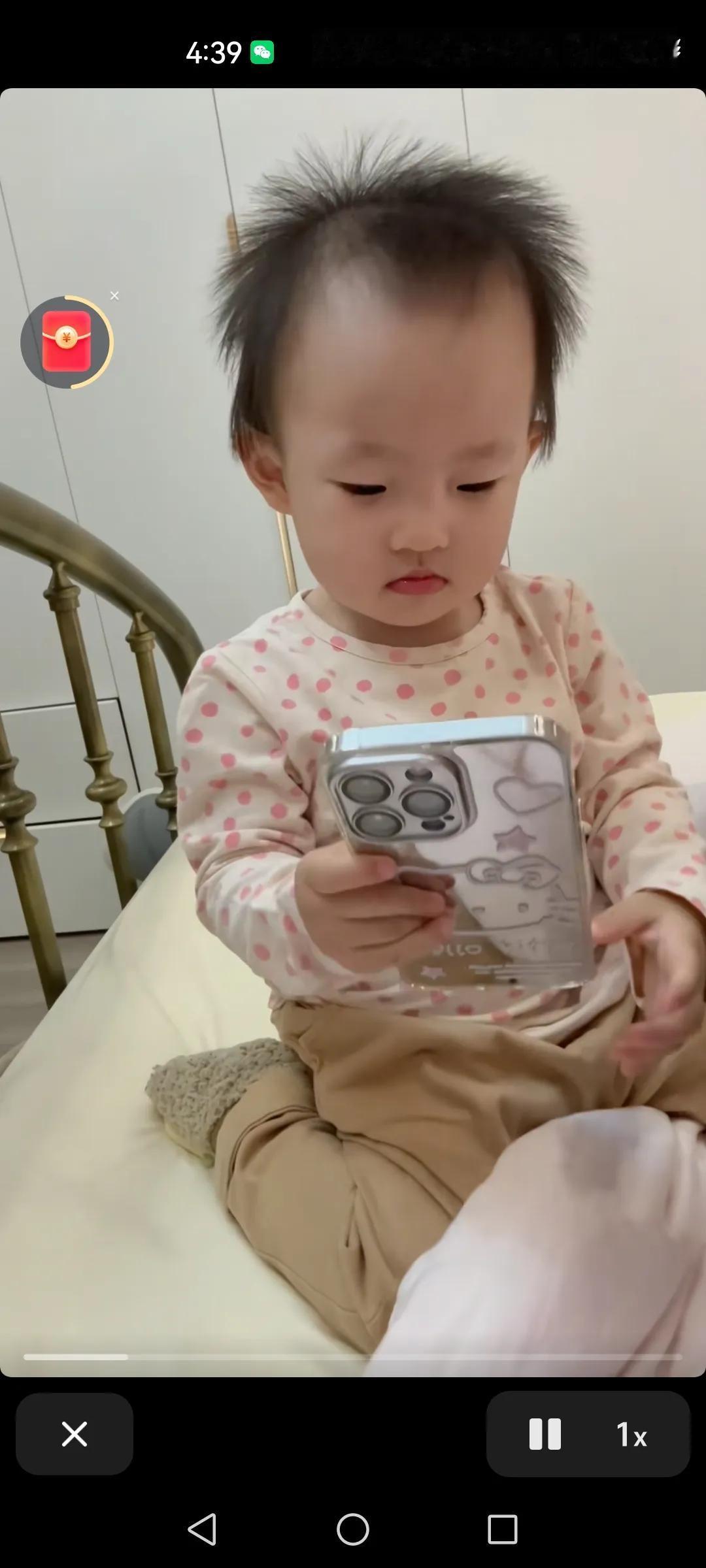 王闪闪给小猪打电话，叫爱爸爸爱爸爸！黄一鸣带王闪闪带的有点可乐了！看着就笑出声了