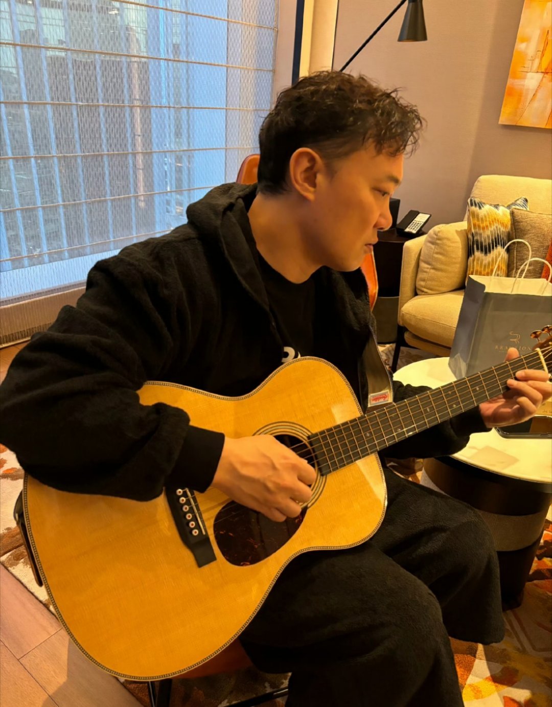 陈奕迅因压力过大患上焦虑症有可能是前段时间的新冠感冒后遗症，需要调理身体[苦涩]