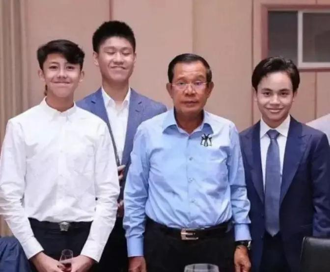 洪森直接开骂了，指着他那个48岁的儿子。
 
近期在美国，政府宣布对柬埔寨出口到