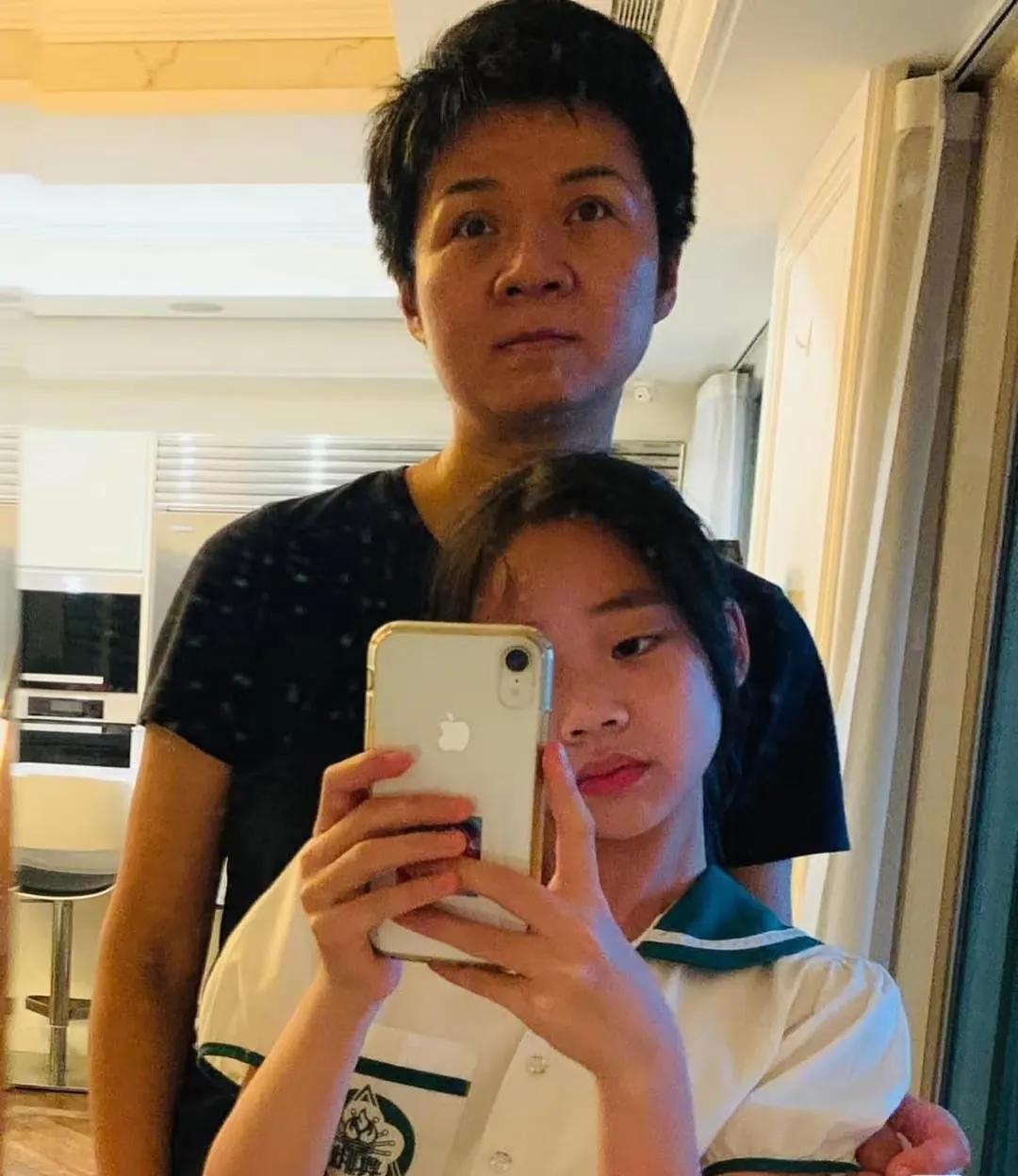 小S的小女儿许老三和姑姑的自拍照，感觉许雅钧姐姐和他长得真的很像，全家人共用一张