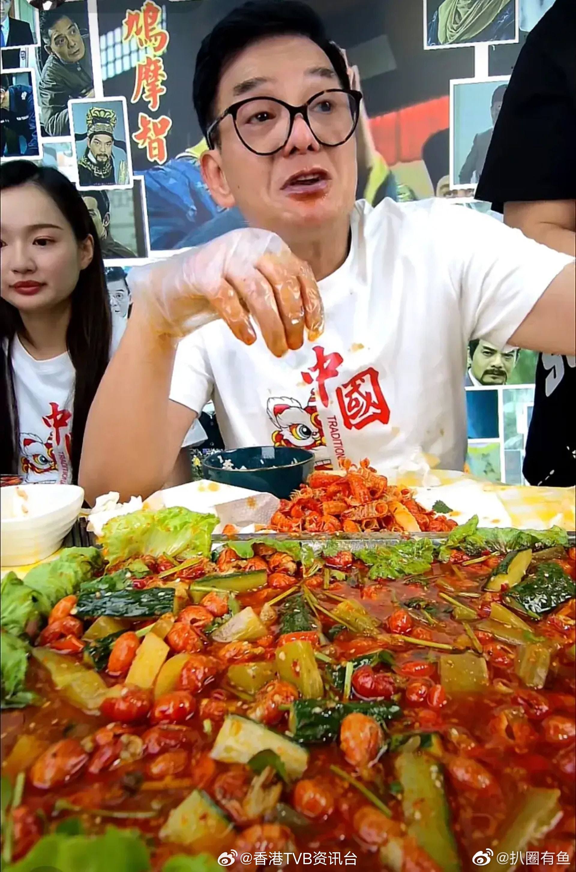 前TVB绿叶王李国麟富贵逼人 成都置业豪晒新车 曾炒股亏损千万现年72岁的前TV